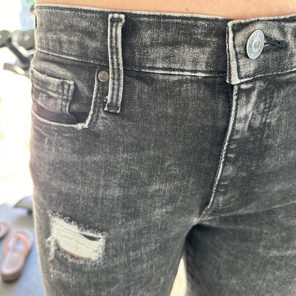 Gap True Skinny 28P high waisted Black Distressed Jean